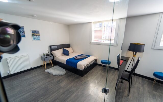 44 North Road Studios Near QE and UOB