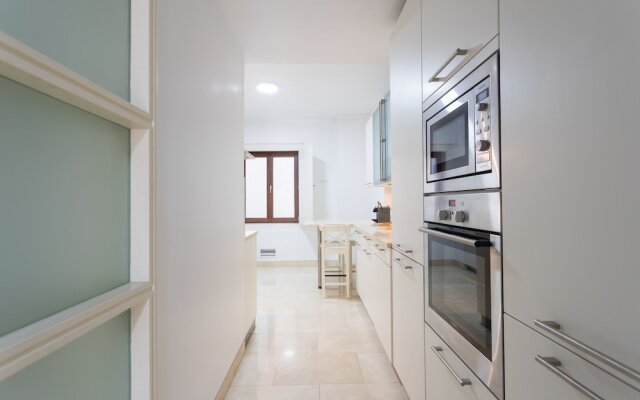 Chiado Modern Three-Bedroom Apartment - by LU Holidays