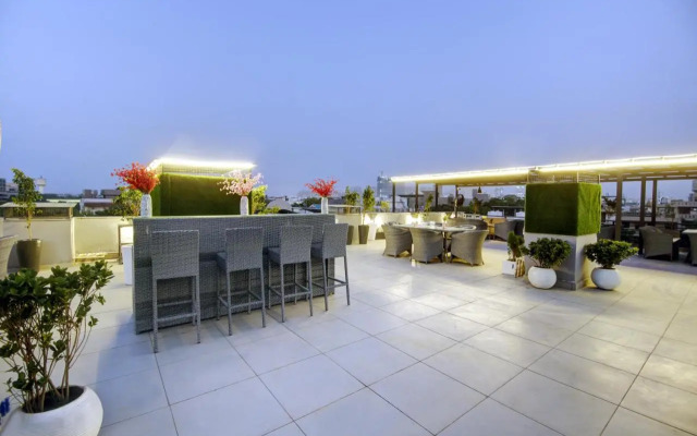 Saltstayz Premier – Galleria Market Road & Sector 27