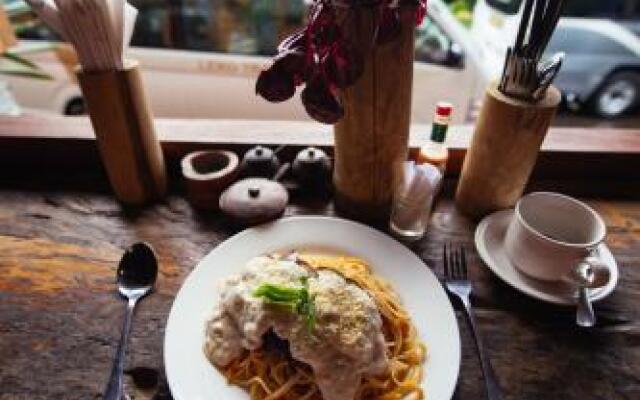 Chakra Backpacker Hostel & Vegetarian Bistro
