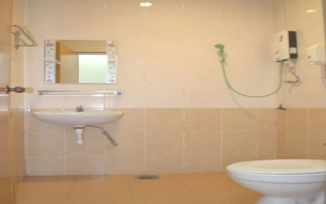 OYO 89715 CK Hotel 2