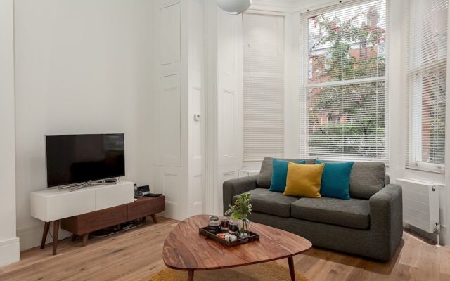 Spacious Canfield Gardens Studio