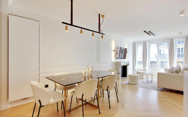 Stunning apartment with view at the very heart of Paris