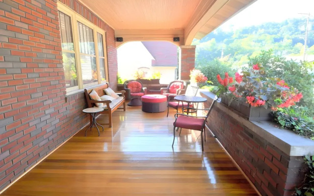 Aunt Beas Bungalow - Right in Town!