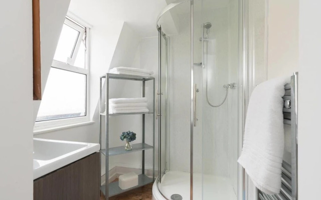 Homely Attic Apt in Central Bristol Sleeps 6