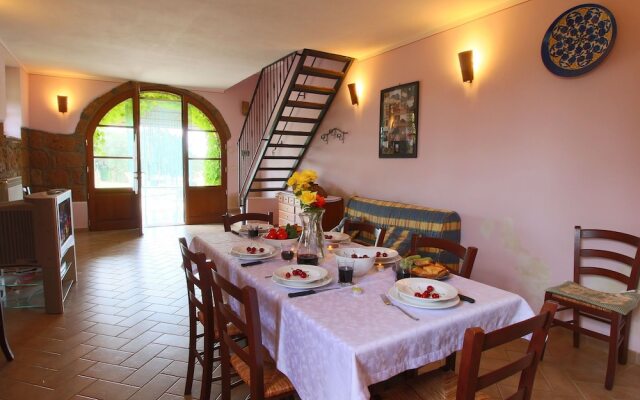 Scenic Farmhouse with Swimming Pool by Forest in Sorano
