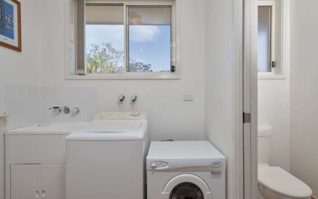 White Waves, 7B Achilles Street