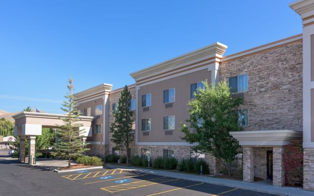Wood River Inn & Suites