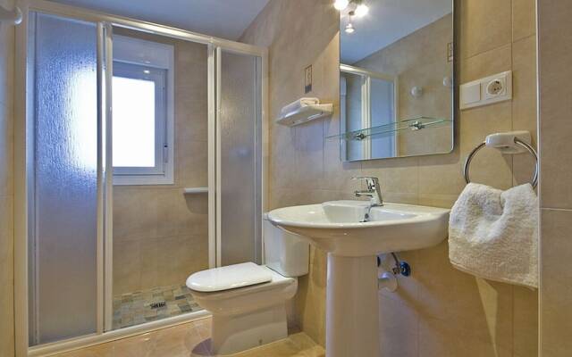 Villa - 7 Bedrooms with Pool and WiFi - 105006