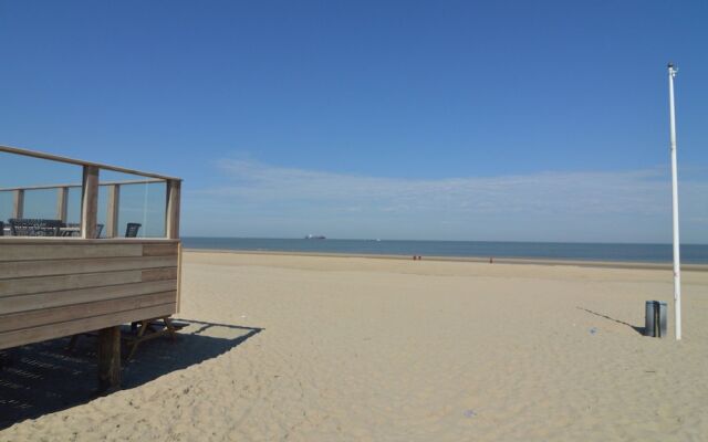 Apartment in Nieuwvliet with Roof Terrace, Garden, Parking