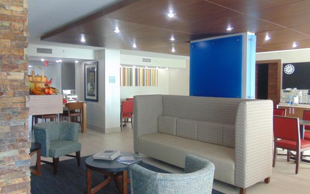 Holiday Inn Express & Suites Wapakoneta by IHG