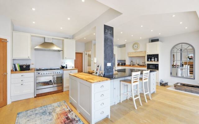 6 Bedroom Edwardian House in Bath