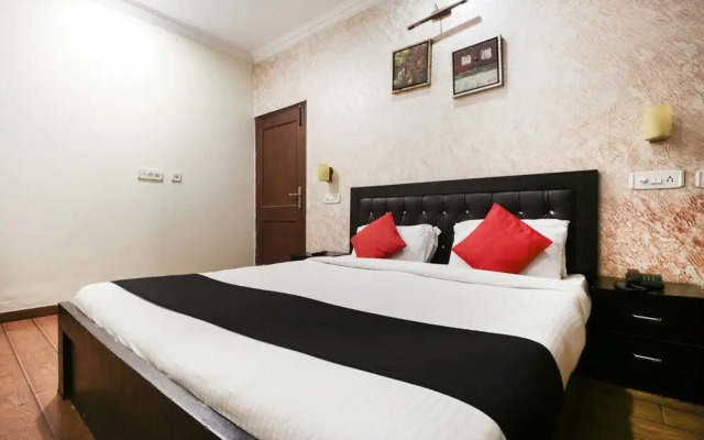Capital O 5438 Hotel Shiraaz-2
