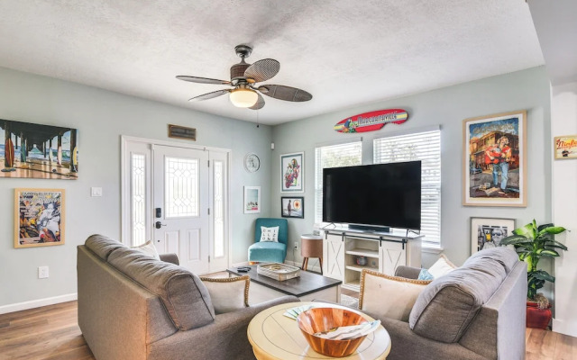 Hot Tub & Yard: Jimmy Buffet-themed Galveston Home