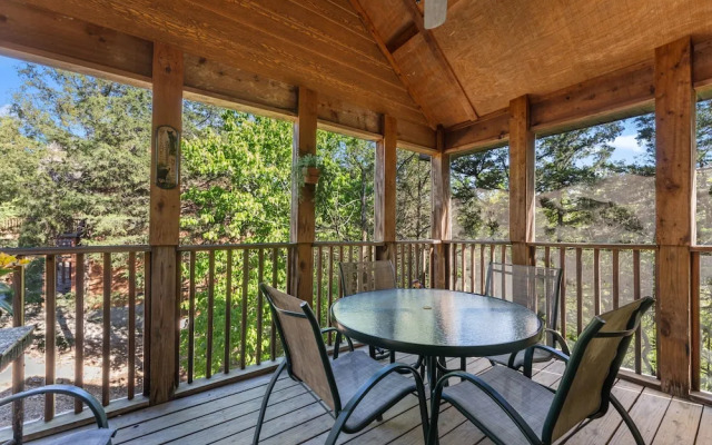 Whispering Woods Lodge - Sleeps 6 2 Bedroom Home by RedAwning