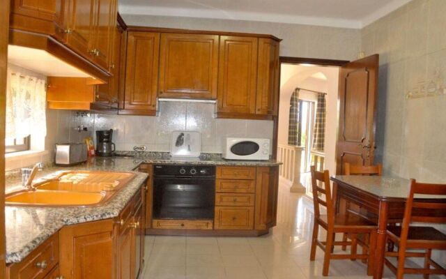 Spacious 4 Bedroom Villa, Private Pool, Free air Conditioning and Wifi