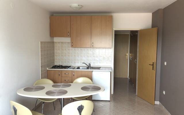 Gorgeous Biserka Apartment near the sea