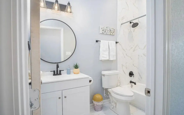 Inviting 4br/2ba Near Downtown & Riverwalk