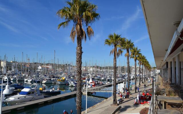 Central Lagos Spacious Apartment by Ideal Homes