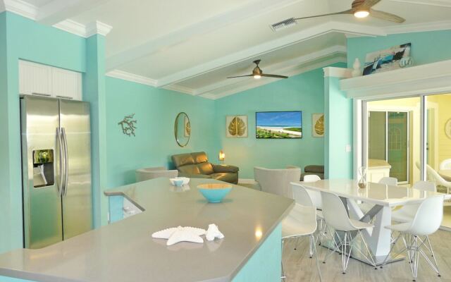 Private Home and Guesthouse With Courtyard, Pool and spa