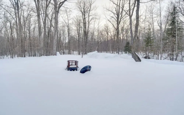 Tranquil Cabin Getaway Near Red Cedar Lake!