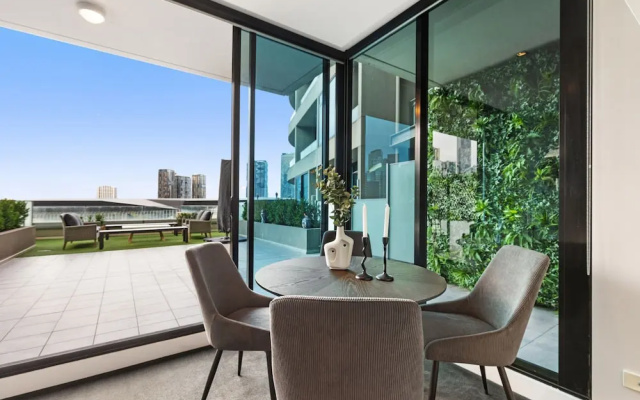 Impeccably Chic 2-bed With Views & Fab Amenities – Balcony – Melbourne