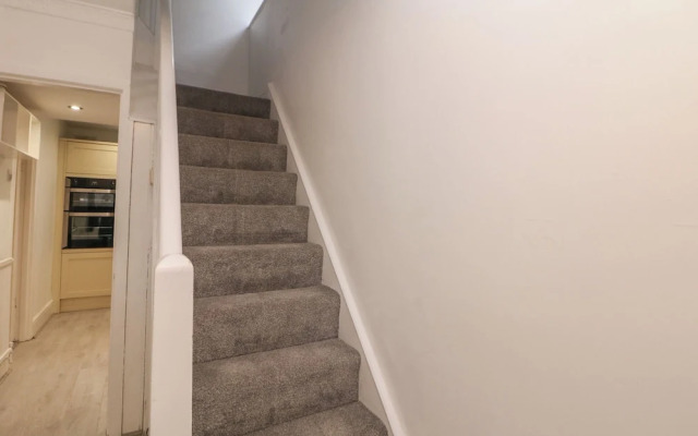 15 Calton View