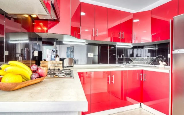 Spacious Central Apt w Private Parking Ocean View