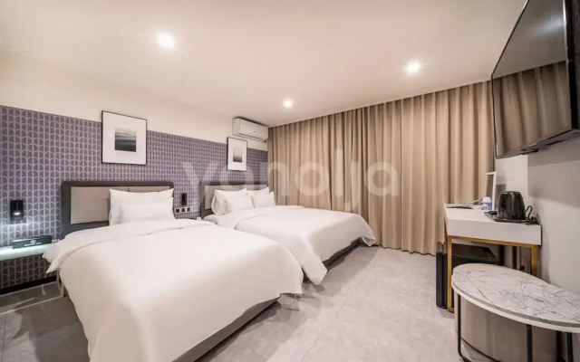Brown-Dot Hotel