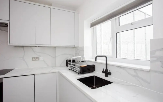 Designer 2 Bedroom Apartment in West London