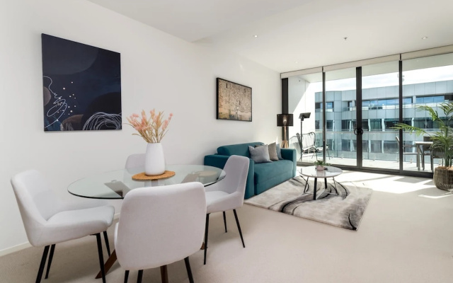 Spacious 1-bed With View in Central Location – Balcony – Canberra