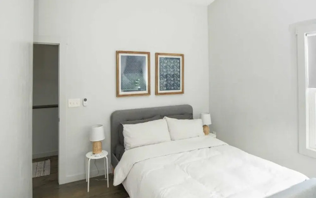 Plum Perfect Hideaway by Avantstay Near Downtown