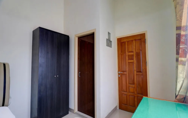 OYO Life 92637 Kost Arya Exclusive