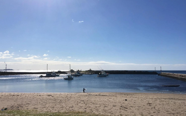 Shellharbour Beach Cottage - walk onto Patrolled beach with flags in summer