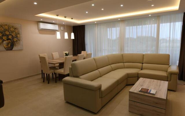 Wileg 4B Luxury Two Bedroom Apartment with Shared Swimming Pool.