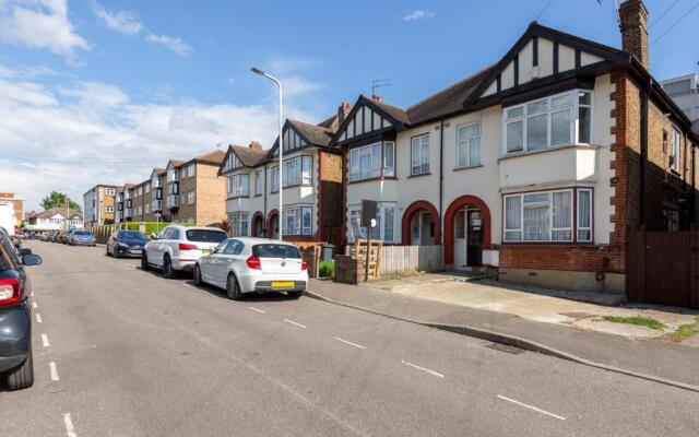 Charming 3-bed Apartment in Romford