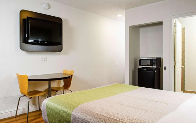 Motel 6 Modesto, CA - Downtown