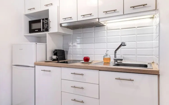 Breeze One Bedroom Apartment by BluPine
