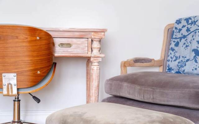 Stylish 1 Bedroom Apartment in Nine Elms With Garden