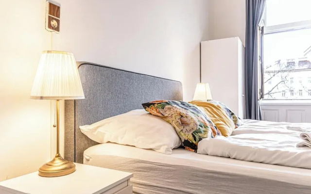 Pretty Apartment Near AKH Center Access