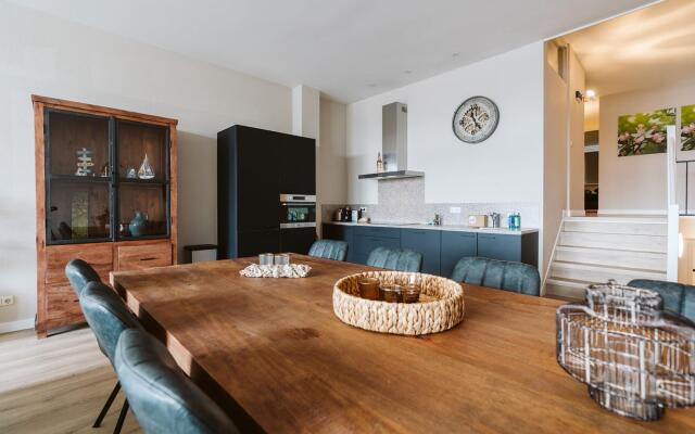 Luxury apartment overlooking the marina for 10 people