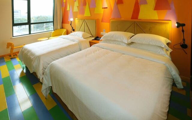 Guanjun Parent Child Theme Hotel