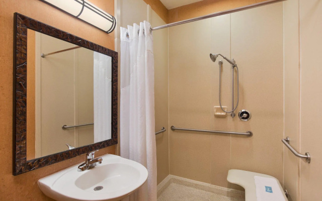 The Q Hotel And Suites