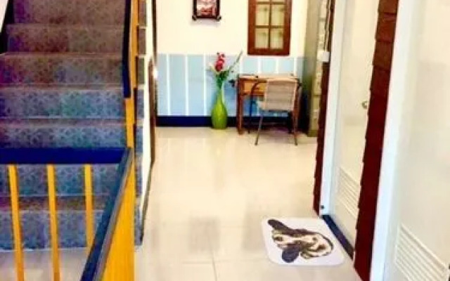 Bann Banburee Hostel & Cafe