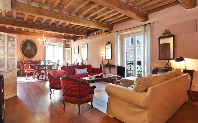 Delfina by Vacation in Lucca