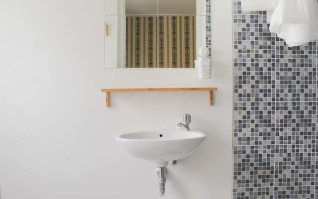 Spectacular and Posh Studio Aeropolis Apartment