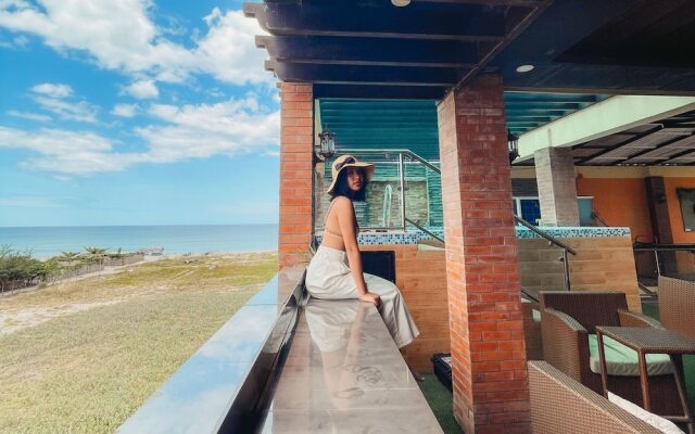 The Palms Resort & Bar
