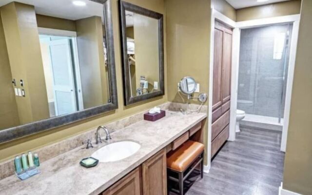 Private One Bedroom Condo on Golf Course, free parking