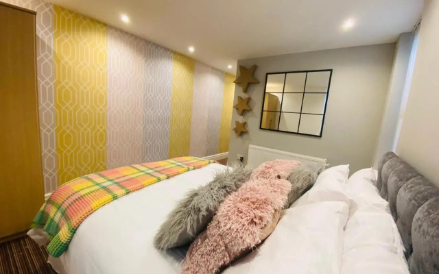 Blackpool - 4 Beds - Sleeps 10 - Pet Friendly