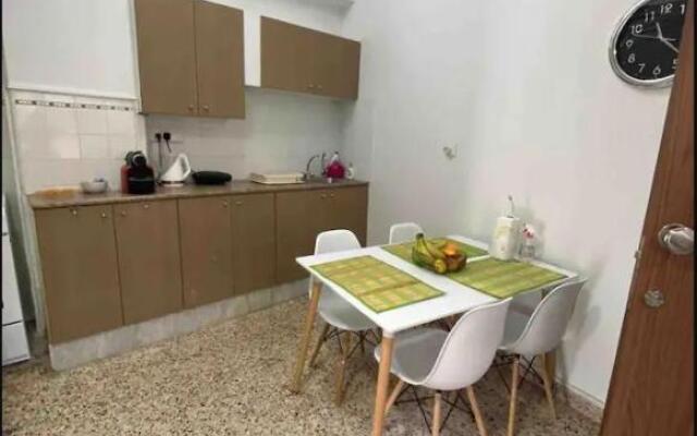 2 bedroom apt in Ermou 4 minute walk beach